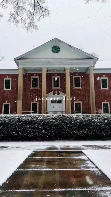 Snow days on campus > everything else! 🥹❄️🤍
◦
◦
◦
#erskine #upstatesc #duewestsc #erskinealumni #snowstorm
