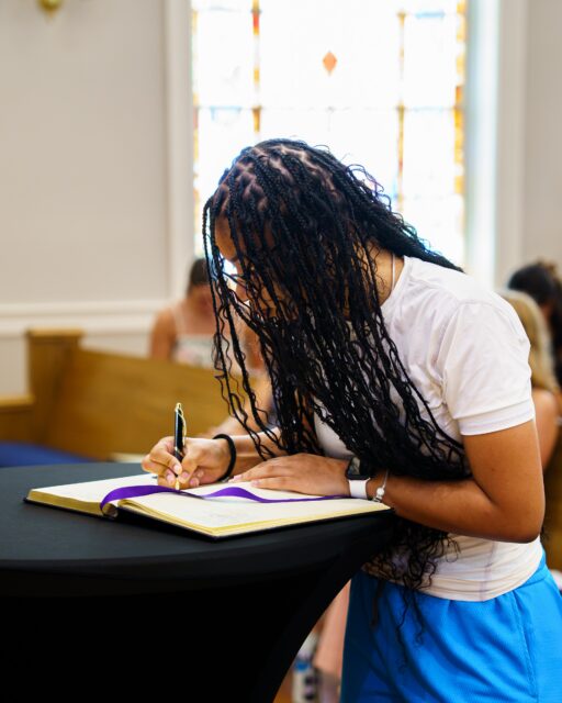 The Class of 2030 officially joined Erskine's book and scroll signing traditions this week, marking the beginning of their college journey at Erskine!
◦
◦
◦
#erskine #upstatesc #duewestsc #erskinealumni #greenvillesc #greenwoodsc #collegelife #campusvibes #collegecampus #collegestudents #collegebound #collegeexperience #collegegoals #studentlife #campusevents #studygram #campusinspo #collegecommunity #campusgoals #campusphotography #collegestudytips #southcarolina #dormlife #simpsonvillesc #columbiasc #collegefootball