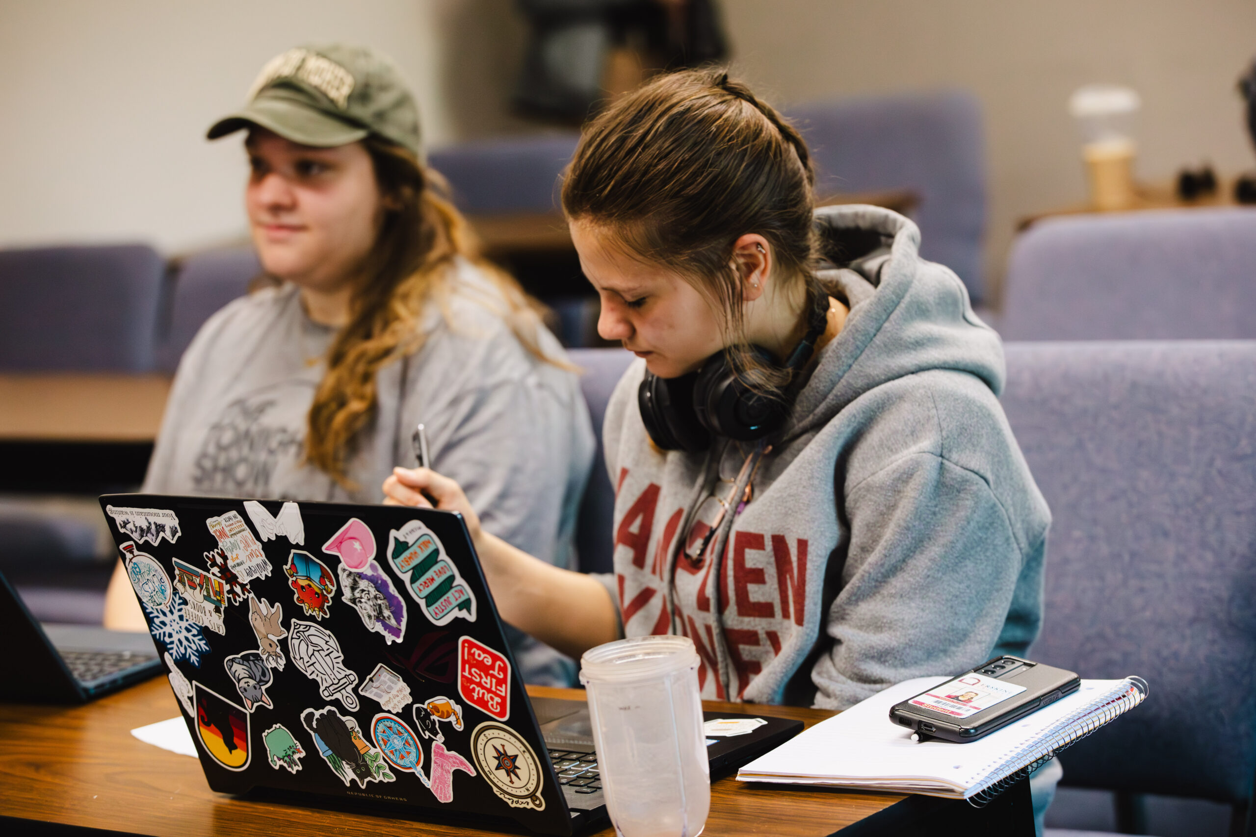 Two female students participate in the honors seminar