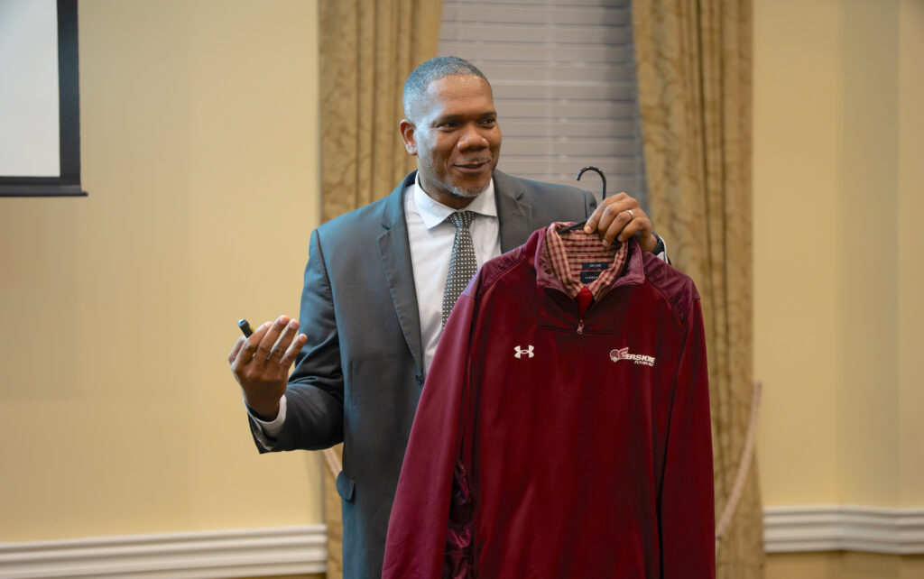 Michael Noble ’99 speaks to students.