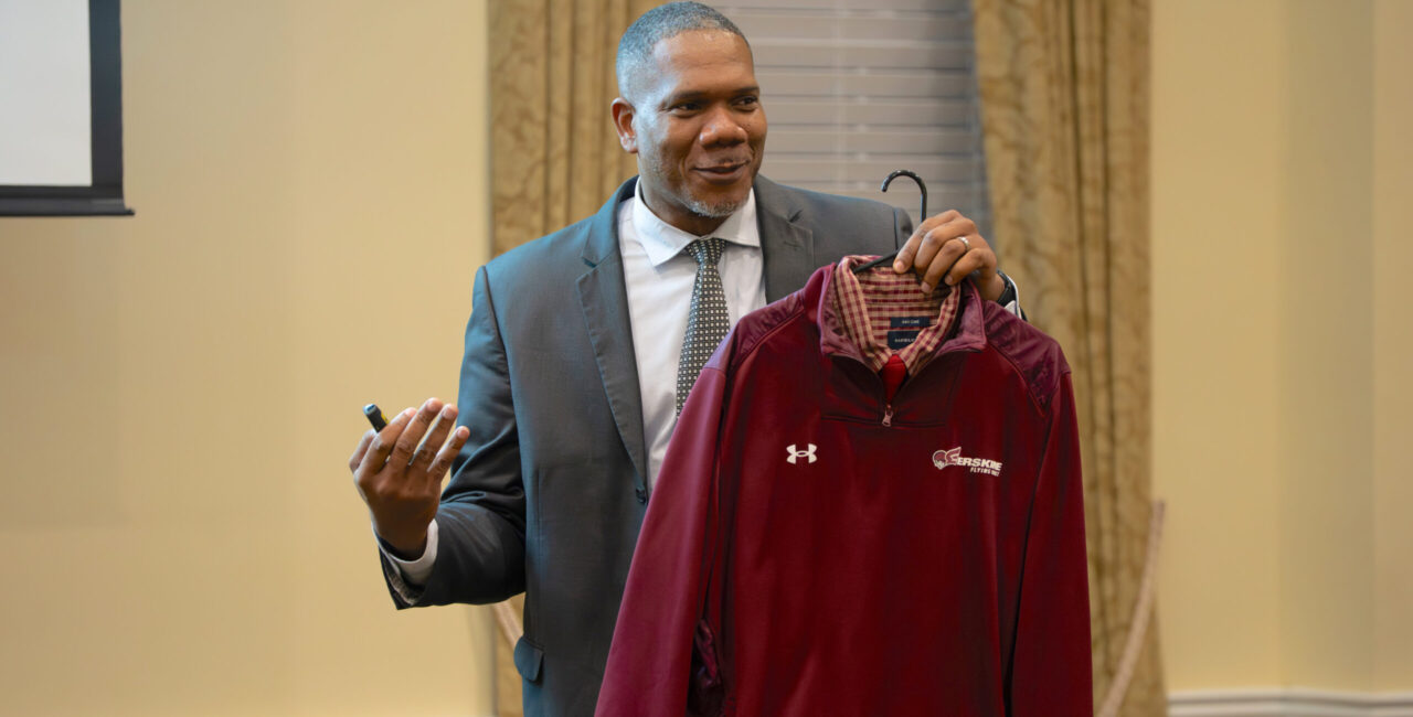 Michael Noble ’99 speaks to students.